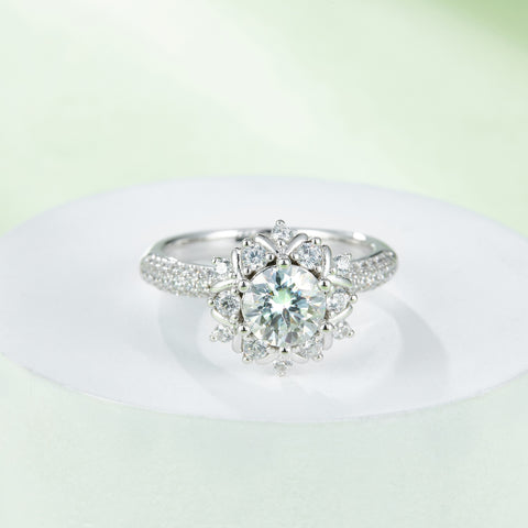 1 Carat Moissanite 925 Sterling Silver Flower Shape Ring 1 Carat Moissanite 925 Sterling Silver Flower Shape Ring